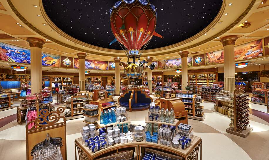 Disney Village® Shop World of Disney Innen mit Heißluftballon und Merchandise | © Disney