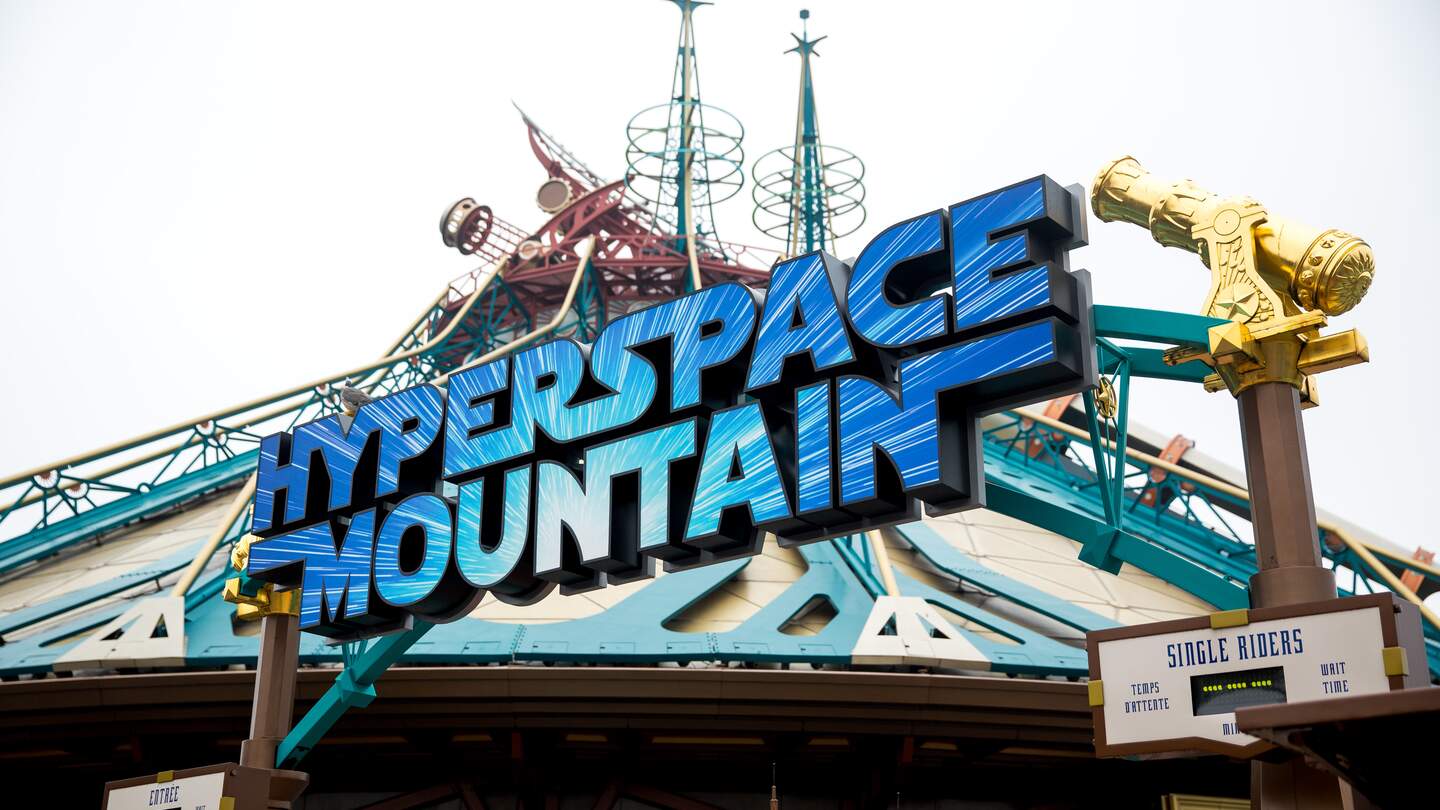 Attraktion Star Wars (TM) Hyperspace Mountain im Discoveryland, Disneyland® Park | © © Disney © & TM 2024 Lucasfilm Ltd.