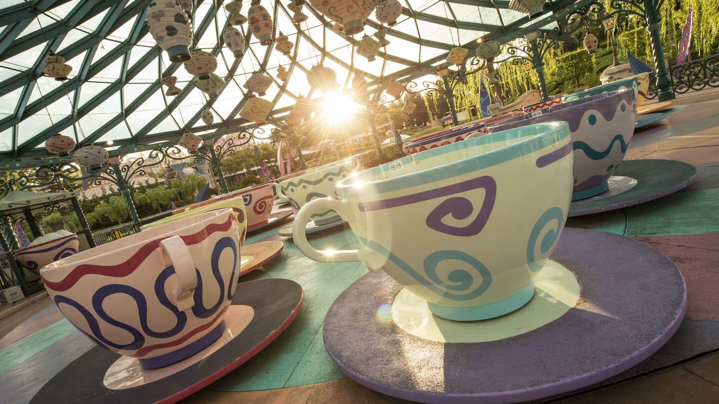Die Attraktion Mad Hatters Tea Cups aus dem Film Alice im Wunderland im Fantasyland in Disneyland® Park | © Disney
