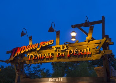 Eingang zur Attraktion Indiana Jones (TM) and the temple of peril bei Nacht | © © Disney © & TM 2024 Lucasfilm Ltd.