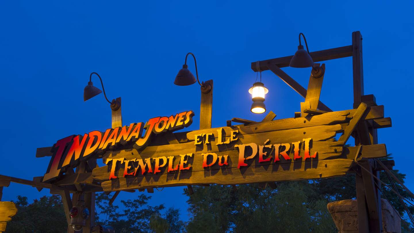 Eingang zur Attraktion Indiana Jones (TM) and the temple of peril bei Nacht | © © Disney © & TM 2024 Lucasfilm Ltd.