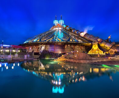 Die Attraktion Star Wars (TM) Hyperspace Mountain bei Nacht in Disneyland® Park | © © Disney © & TM 2024 Lucasfilm Ltd.