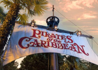 Eingang zur Attraktion Pirates of the Caribbean in Disneyland® Park | © Disney