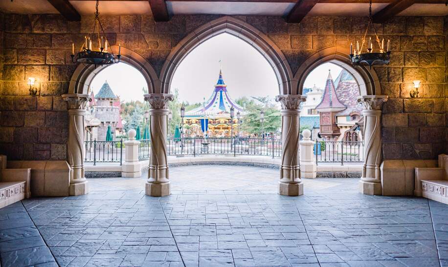 Attraktion Carrousel Lancelot in Disneyland® Park, Bereich Fantasyland, aufgenommen von den Torbögen des Schlosses | © Disney