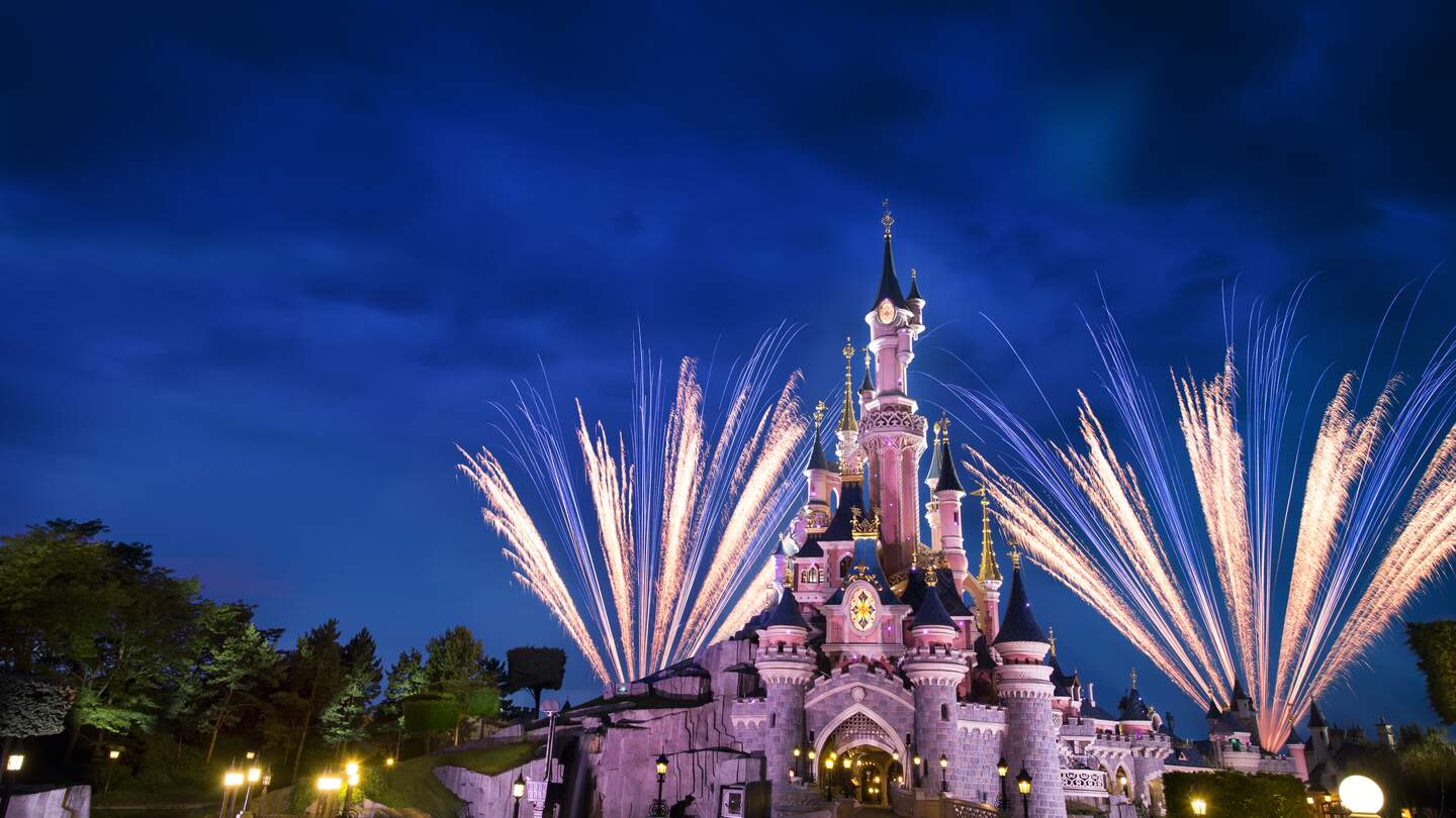 Sleeping Beauty Castle bei Nacht in Disneyland® Park mit Feuerwerk Disney Dreams® | © Disney