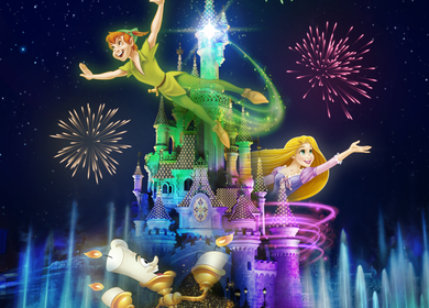 Sleeping Beauty Castle bei Nacht in Disneyland® Park für die Show Disney Dreams® mit Feuerwerk, zu sehen sind Peter Pan, Rapunzel und Lumier | © Disney