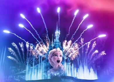 Sleeping Beauty Castle bei Nacht im Disneyland® Park mit Feuerwerk der Abendshow Disney Illumination® mit der Figur Elsa aus Frozen | © Disney 