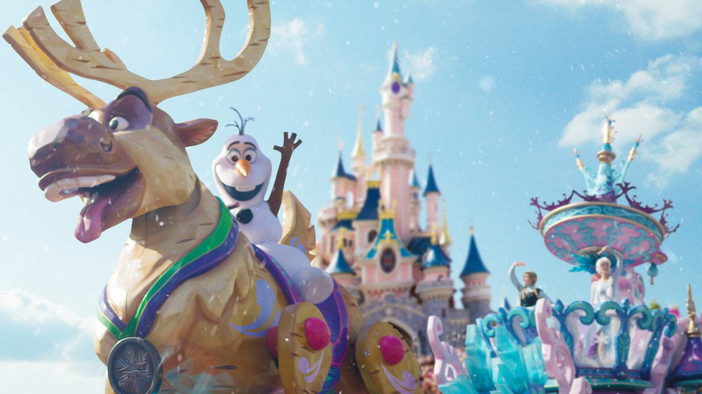 Disney Stars on Parade Schneemann Olaf auf dem Eiskönigin Paradewagen vor dem Sleeping Beauty Castle in Disneyland® Park mit Anna und Elsa | © Disney