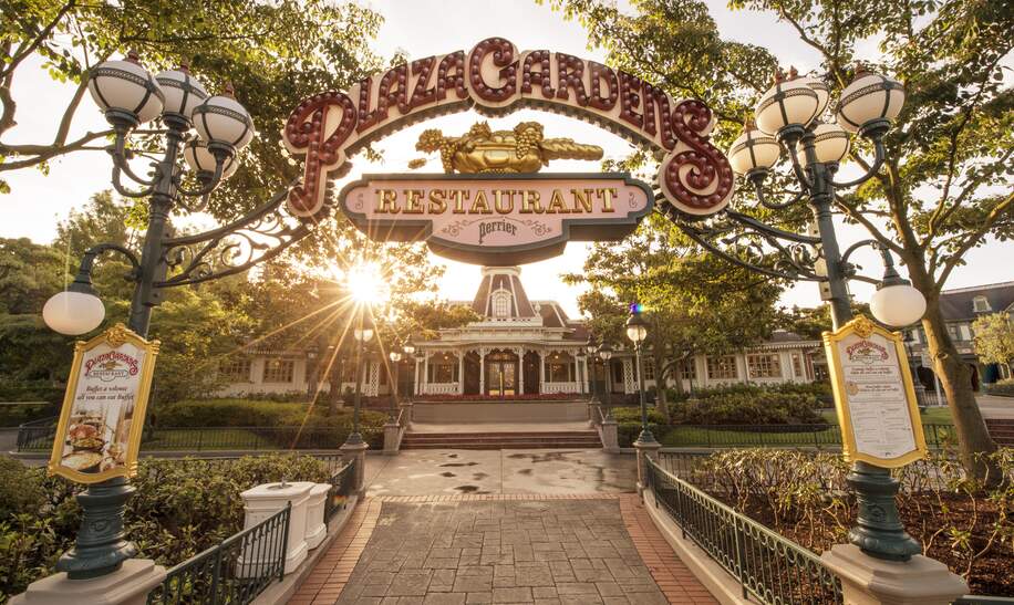 Eingang zum Restaurant Plaza Gardens in Disneyland® Park | © Disney