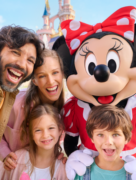 Minnie Maus und eine Familie mit zwei Kindern vor dem Sleeping Beauty Castle in Disneyland® Park | © Disney