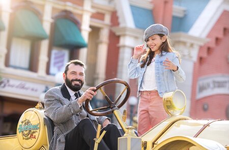 Oldtimer Vehicle Fahrer und Kind in Disneyland® Park | © Disney