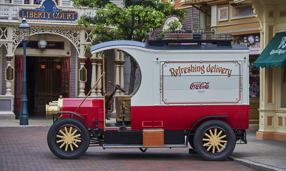 Oldtimer Vehicle Coca Cola in Disneyland® Park | © Disney