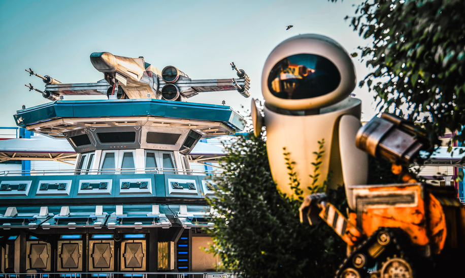 WALL-E und Eve Staturen vor dem Raumschiff X-Wing von Star Wars (TM) im Discoveryland, Disneyland® Park | © © Disney/Pixar © & TM 2024  Lucasfilm Ltd.