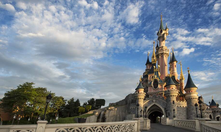 Das Schloss Sleeping Beauty Castle in Disneyland® Park am Tag mit blauem Himmel | © Disney