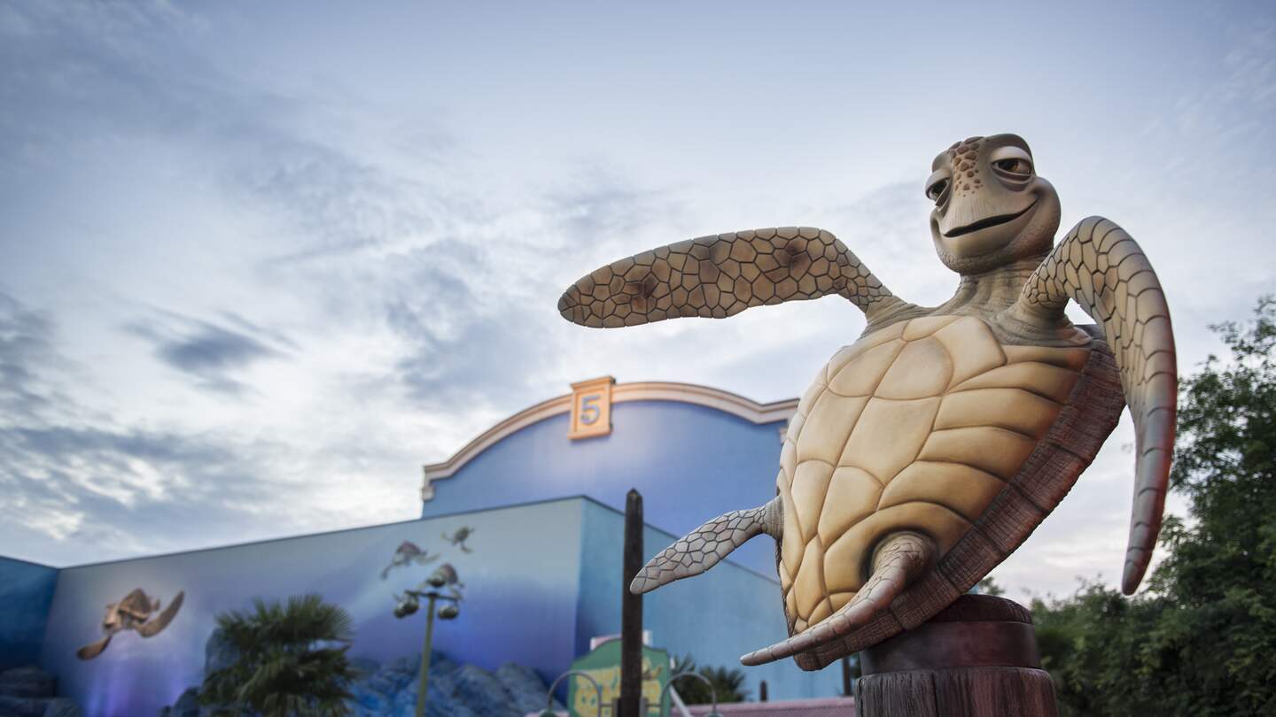 Walt Disney Studios® Park Attraktion Crushs Coaster Eingang mit Schildkröte | © ©Disney/© 2024 Pixar