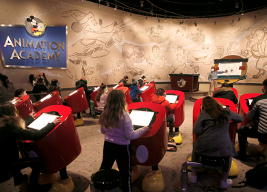 Personen zeichnen eine Disney Figur in der Attraktion Animation Academy in Walt Disney Studio® Park | © ©Disney/© 2024 Pixar