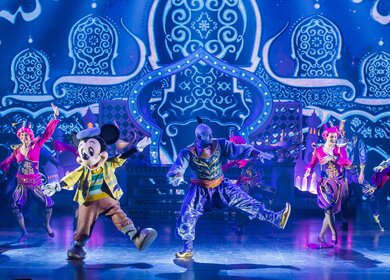 Walt Disney Studios© Park Musical Show Micky und der Zauberer, zu sehen sind zwei Tänzerinnen, Micky Maus und Genie aus Aladdin | © Disney