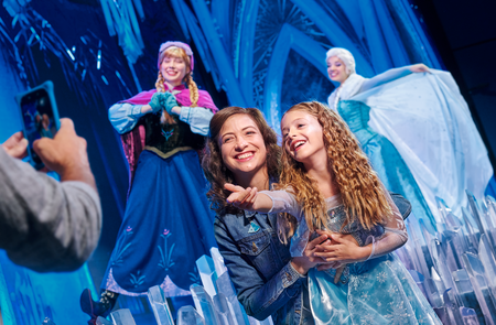 Walt Disney Studios® Park Musical Show Die Eiskönigin: eine musikalische Einladung , Mutter und Tochter mit Anna und Elsa | © Disney