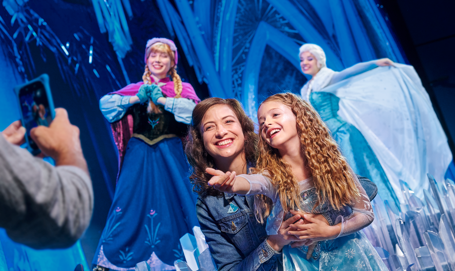 Walt Disney Studios® Park Musical Show Die Eiskönigin: eine musikalische Einladung , Mutter und Tochter mit Anna und Elsa | © Disney