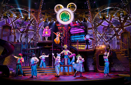 Walt Disney Studios© Park Musical Show Die Disney Junior Traumfabrik, zu sehen sind Micky und Minnie Maus mit Tänzern | © Disney