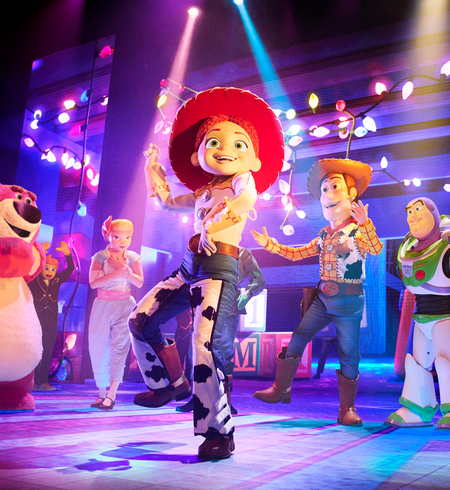 Walt Disney Studios® Park Musical Show Together a pixar musical adventure, zu sehen sind Jessie, Woody, Buzz und andere Toy Story Figuren | © ©Disney/© 2024 Pixar