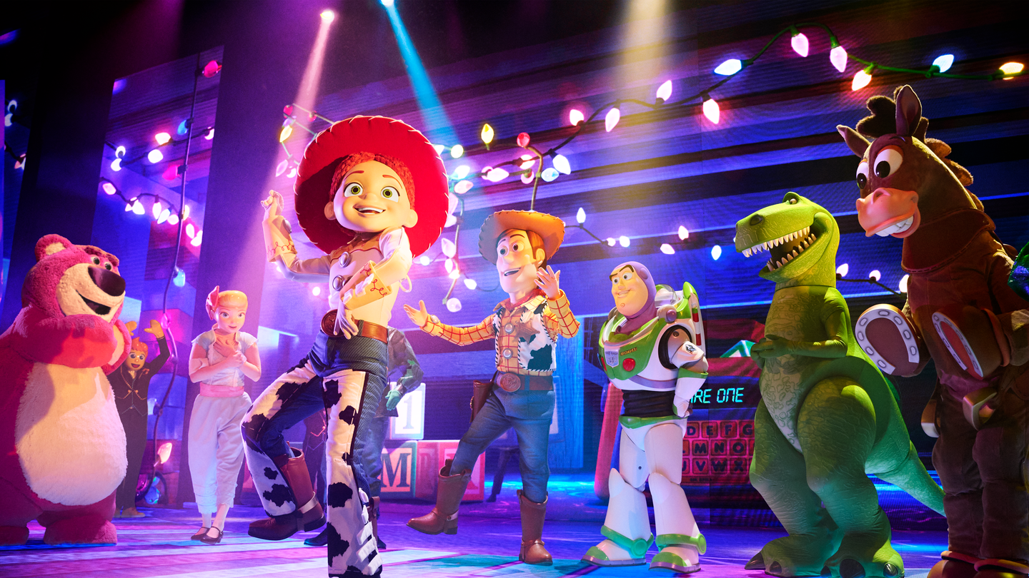 Walt Disney Studios® Park Musical Show Together a pixar musical adventure, zu sehen sind Jessie, Woody, Buzz und andere Toy Story Figuren | © ©Disney/© 2024 Pixar