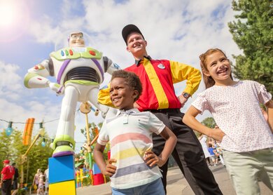 Walt Disney Studios® Park Worlds of Pixar Buzz Lightyear Statue mit Cast Member und zwei Kindern | © ©Disney/© 2024 Pixar