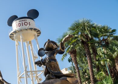 Walt Disney Studios© Park Front Lot Micky Maus Wasserturm und Nachaufnahme Micky Zauberer  | © Disney