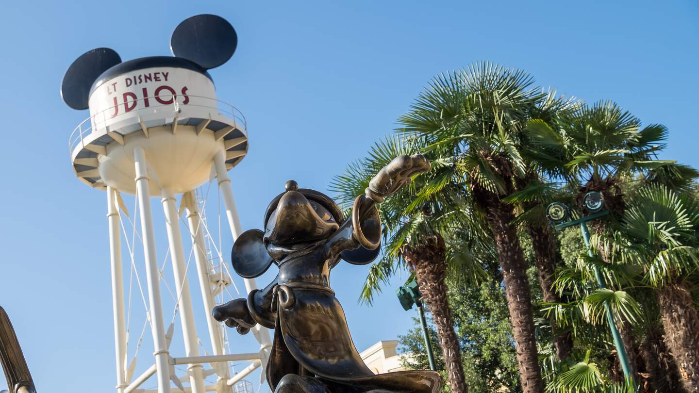Walt Disney Studios© Park Front Lot Micky Maus Wasserturm und Nachaufnahme Micky Zauberer  | © Disney