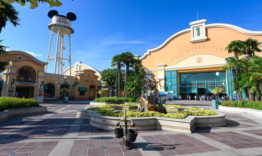 Walt Disney Studios® Park Front Lot Micky Maus Wasserturm und Zauberbesen | © Disney