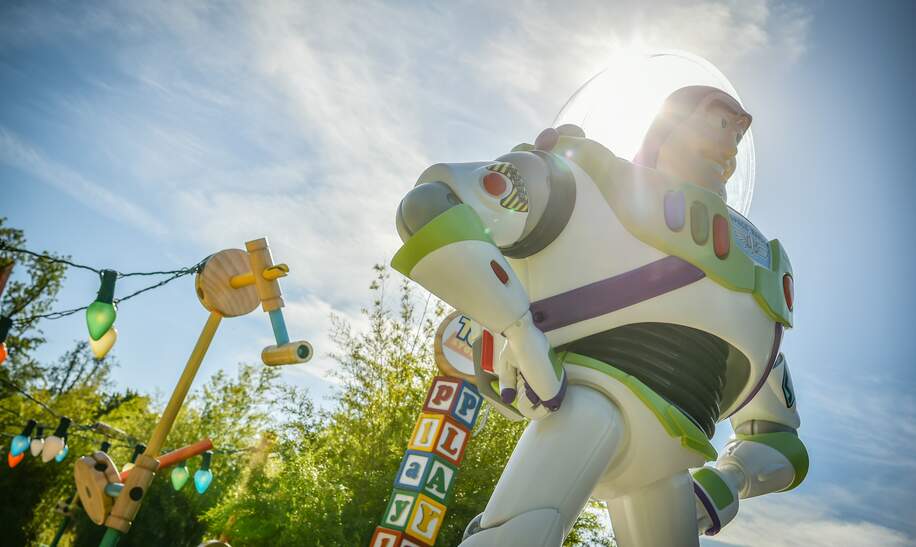 Walt Disney Studios® Park Worlds of Pixar Buzz Lightyear Statue | © ©Disney/© 2024 Pixar