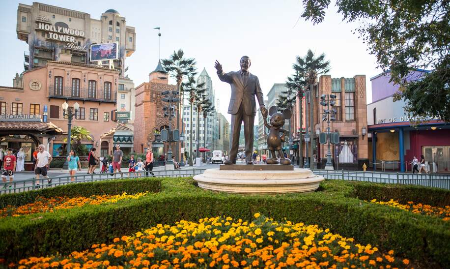 Walt Disney Studios® Park Partners Statue Walt Disney und Micky Maus halten Hand, im Hintergrund die Attraktion The Twilight Zone Tower of Terror | © Disney / CBS, Inc.