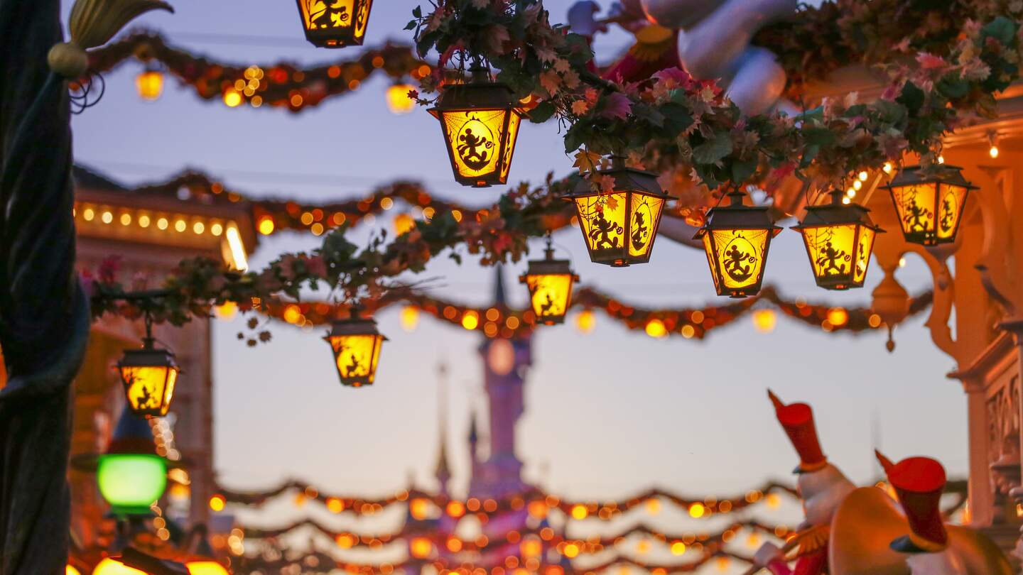 Halloween Dekoration Kürbis Main Street U.S.A.® in Disneyland® Park  | © Disney