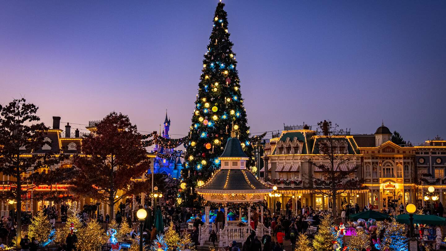Weihnachtsbaum in Disneyland® Park | © Disney