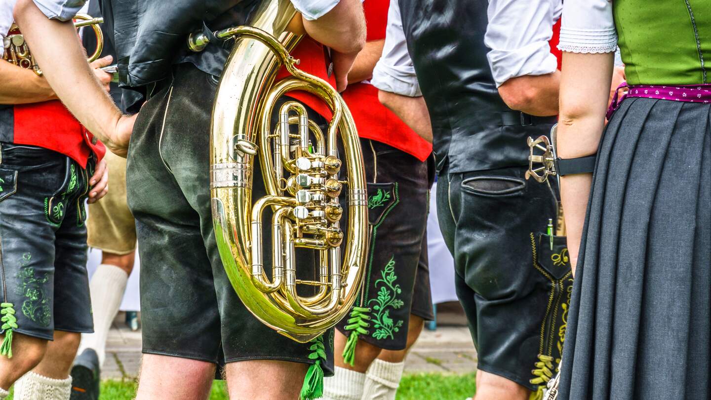 Eine bayrische Band mit Horn | © Gettyimages.com/foottoo