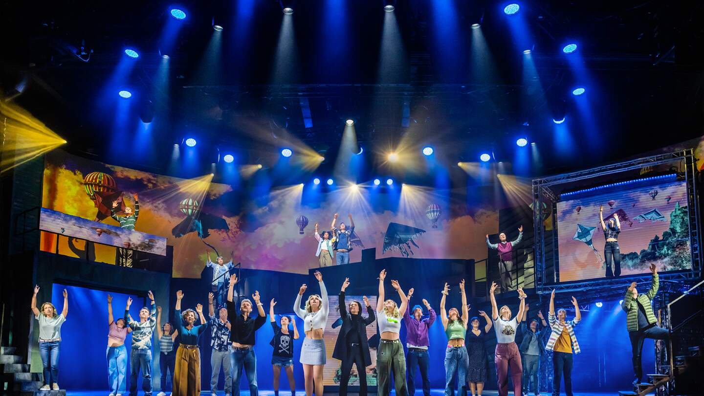 Die Darsteller des Musicals Abenteuerland tanzen zusamen auf der Bühne mit den Händen in der Luft | © jochenquast