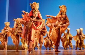 Szenenbild aus dem Musical Disneys Der König der Löwen mit tanzenden Löwinnen | © Stage Entertainment/Deen van Meer