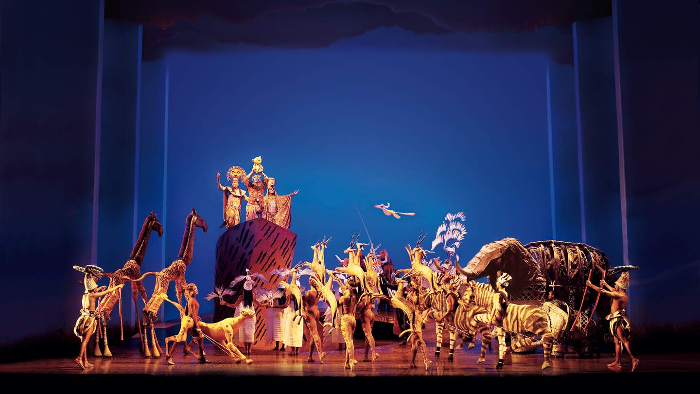 Szenenbild aus dem Musical Disneys Der König der Löwen bei dem Lied der ewige Kreis | © Stage Entertainment