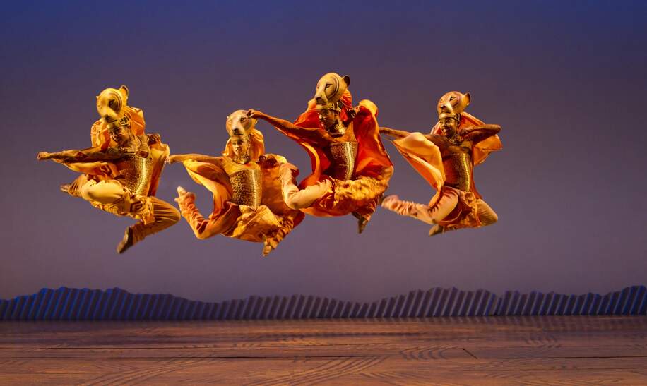 Szenenbild aus dem Musical Disneys Der König der Löwen mit tanzenden Löwinnen | © Stage Entertainment/Johan Persson