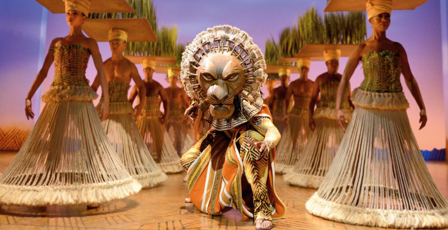 Szenenbild aus dem Musical Disneys Der König der Löwen mit Löwen im Mitterlpunkt | © Stage Entertainment/Deen van Meer