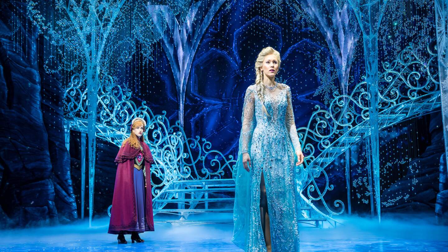Darstellerinnen von Anna und Elsa aus Disneys Die Eiskönigin – Das Musical auf der Bühne des Eispalastes  | © Stage Entertainment/Johan Persson