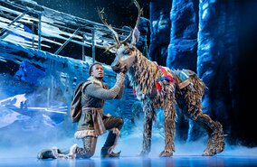 Szenenbild von Disneys Die Eiskönigin das Musical mit Kristoff und Sven | © Johan Persson