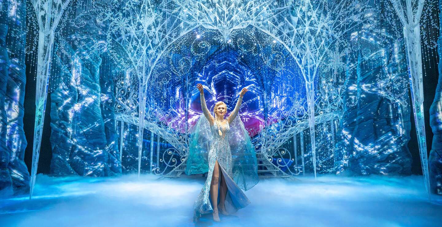Szenenbild von Disneys Die Eiskönigin das Musical mit Elsa im Eispalast | © Johan Persson