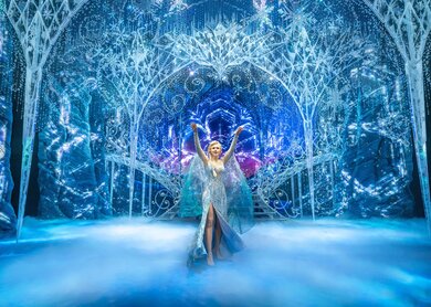 Szenenbild von Disneys Die Eiskönigin das Musical mit Elsa im Eispalast | © Johan Persson