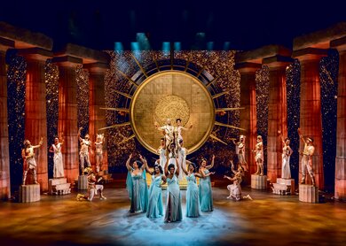 Der Olymp von Disneys Musical Hercules mit singenden Sängern  | © Stage Entertainment/Johan Persson 