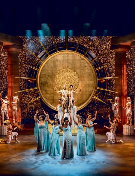 Der Olymp von Disneys Musical Hercules mit singenden Sängern  | © Stage Entertainment/Johan Persson 