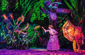 Szenenbild aus dem Musical Disneys Tarzan mit Jane im Dschungel | © StageEntertainment/Johan Persson