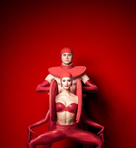 Kostüme monochromatisch rot der Grand Show Falling in Love  | © Markus Nass