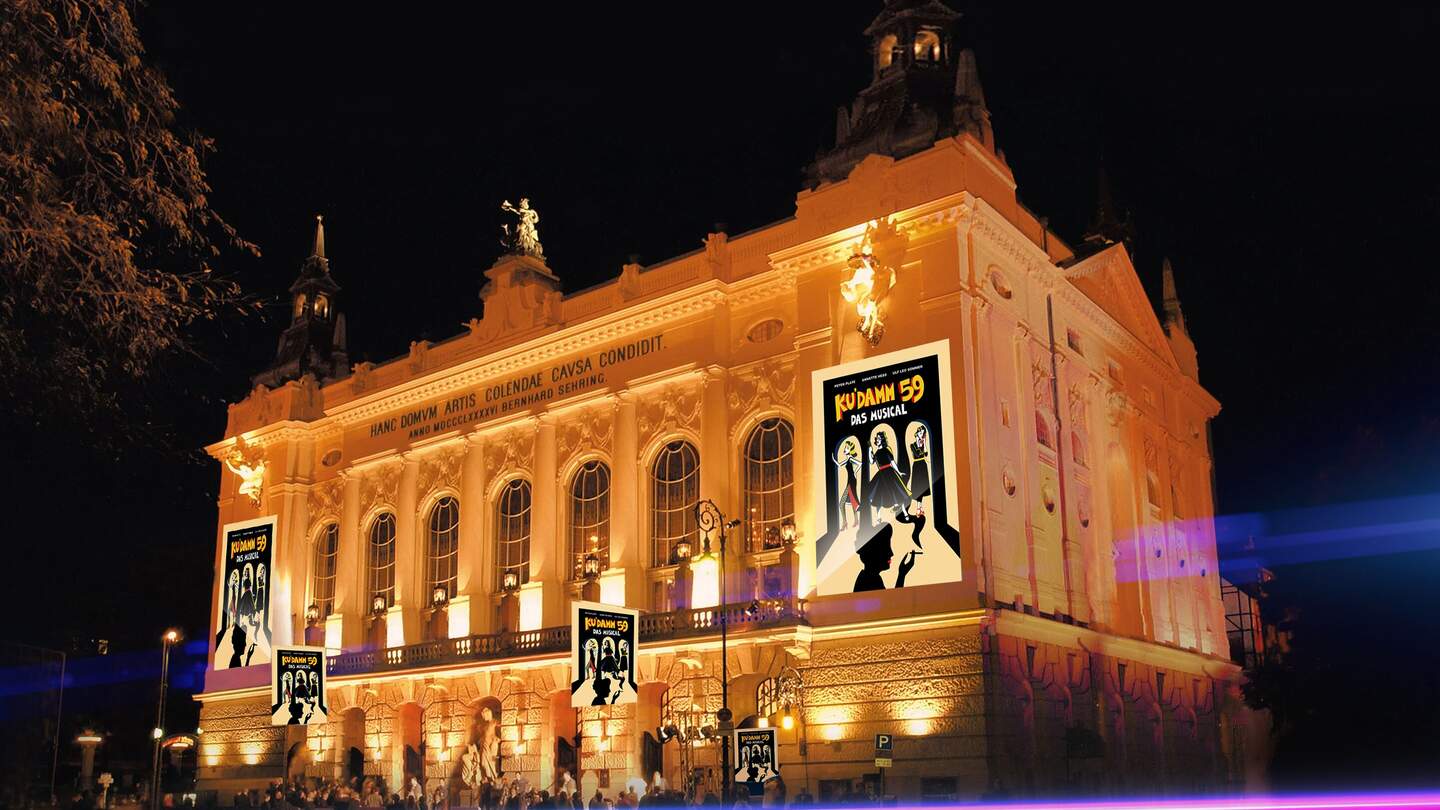 Das Theater des Westens am Abend mit KU’DAMM 59 - Berlins Hit-Musical geht weiter! Plakaten | © Stage Entertainment