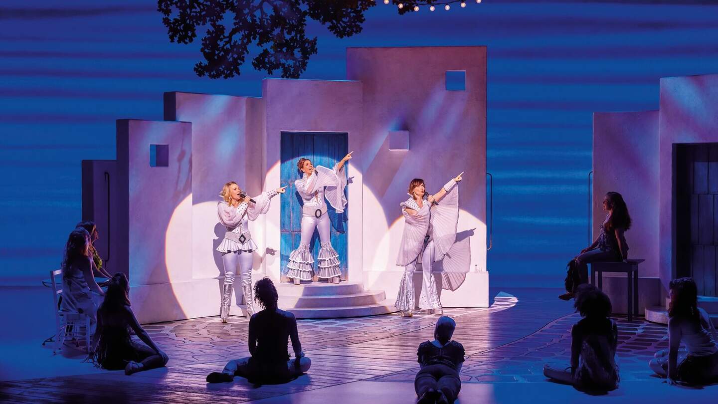 Szenenbild vom  Song Super Trouper aus Mamma Mia - Das Musical mit den Hits von ABBA | © Stage Entertainment/Brinkhoff Moegenburg
